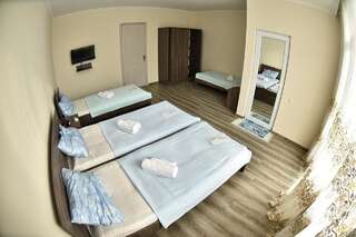 Отели типа «постель и завтрак» HOTEL SANI Батуми Четырехместный номер с балконом-1