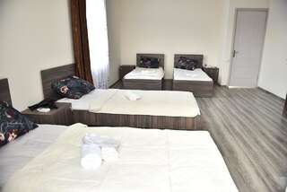 Отели типа «постель и завтрак» HOTEL SANI Батуми Четырехместный номер с балконом-2