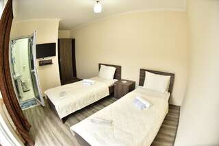 Отели типа «постель и завтрак» HOTEL SANI Батуми Двухместный номер с 2 отдельными кроватями и балконом-3
